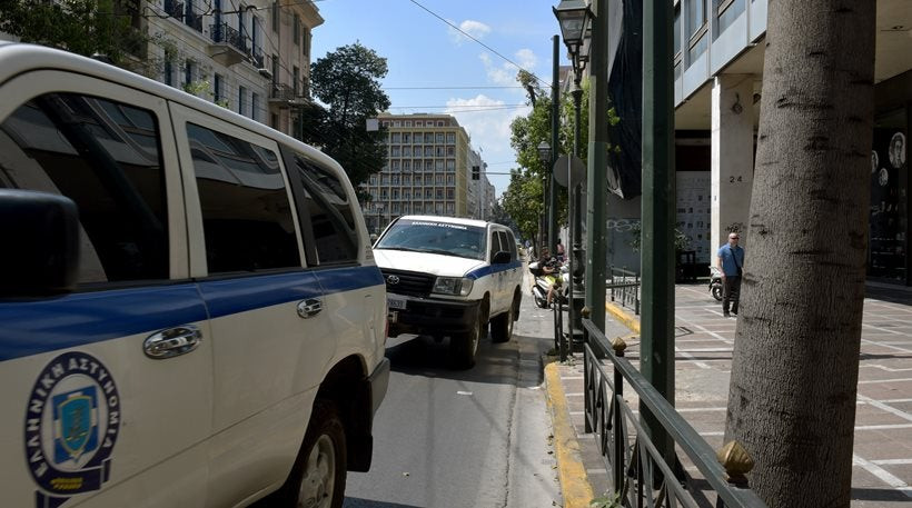 Αναρχικοί εισέβαλαν στην εφορία Καλλιθέας